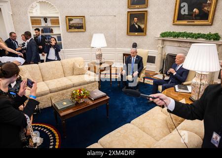 Washington, Vereinigte Staaten. 25 juillet 2024. Le président américain Joe Biden rencontre le premier ministre israélien Benjamin Netanyhu pour une réunion bilatérale dans le bureau ovale de la Maison Blanche à Washington, DC le 25 juillet 2024. Crédit : Samuel Corum/Pool via CNP/dpa/Alamy Live News Banque D'Images