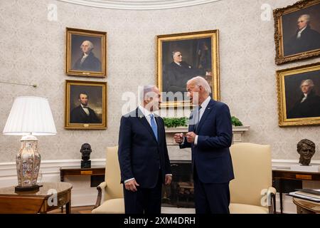 Washington, Vereinigte Staaten. 25 juillet 2024. Le président américain Joe Biden rencontre le premier ministre israélien Benjamin Netanyhu pour une réunion bilatérale dans le bureau ovale de la Maison Blanche à Washington, DC le 25 juillet 2024. Crédit : Samuel Corum/Pool via CNP/dpa/Alamy Live News Banque D'Images