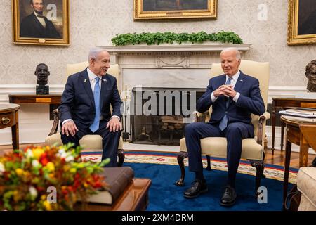 Washington, Vereinigte Staaten. 25 juillet 2024. Le président américain Joe Biden rencontre le premier ministre israélien Benjamin Netanyhu pour une réunion bilatérale dans le bureau ovale de la Maison Blanche à Washington, DC le 25 juillet 2024. Crédit : Samuel Corum/Pool via CNP/dpa/Alamy Live News Banque D'Images