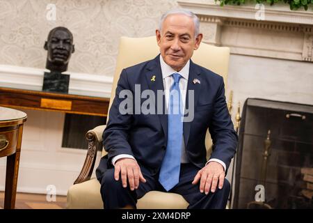 Washington, Vereinigte Staaten. 25 juillet 2024. Le premier ministre israélien Benjamin Netanyhu écoute alors qu’il rencontre le président des États-Unis Joe Biden pour une réunion bilatérale dans le bureau ovale de la Maison Blanche à Washington, DC le 25 juillet 2024. Crédit : Samuel Corum/Pool via CNP/dpa/Alamy Live News Banque D'Images