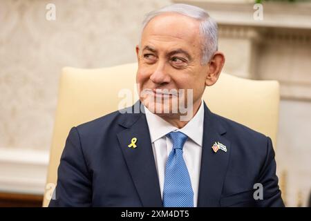 Washington, Vereinigte Staaten. 25 juillet 2024. Le premier ministre israélien Benjamin Netanyhu écoute alors qu’il rencontre le président des États-Unis Joe Biden pour une réunion bilatérale dans le bureau ovale de la Maison Blanche à Washington, DC le 25 juillet 2024. Crédit : Samuel Corum/Pool via CNP/dpa/Alamy Live News Banque D'Images