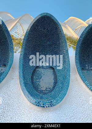 Vue détaillée de l'art moderne de la mosaïque avec des motifs courbes et des carrelages complexes, mettant l'accent sur le design contemporain et l'expression artistique urbaine. Banque D'Images