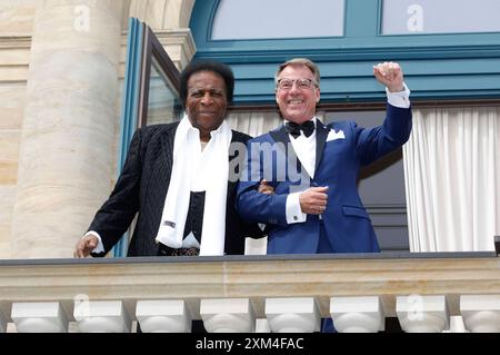 Roberto Blanco und Patrick Lindner BEI der Eröffnung der 112. Richard-Wagner-Festspiele 2024 mit der Neuinszenierung von Tristan und Isolde im Bayreuther Festspielhaus. Bayreuth, 25.07.2024 *** Roberto Blanco et Patrick Lindner à l'ouverture du Richard Wagner Festival 112 2024 avec la nouvelle production de Tristan et Isolde au Bayreuth Festspielhaus Bayreuth, 25 07 2024 Foto:XR.xSchmiegeltx/xFuturexImagex wagner festspiele 4855 Banque D'Images