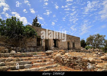 Bâtiment en pierre en ruine, Plaka, île de Tilos, Dodécanèse, Grèce, UE. Prise en juin 2024 Banque D'Images