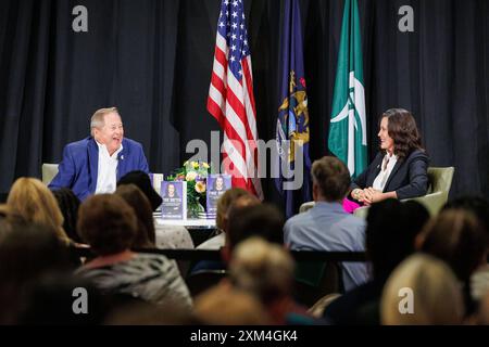 East Lansing, États-Unis. 23 juillet 2024. L'ancien gouverneur Jim Blanchard, à gauche, interviewe le gouverneur Gretchen Whitmer, à droite, lors d'un arrêt sur la tournée du livre True Gretch de Whitmer à East Lansing, Mich., le 23 juillet 2024. (Photo de Andrew Roth/Sipa USA) crédit : Sipa USA/Alamy Live News Banque D'Images