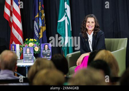 East Lansing, États-Unis. 23 juillet 2024. La gouverneure Gretchen Whitmer parle lors d'un arrêt de sa tournée de livres « True Gretch » à East Lansing, Mich., le 23 juillet 2024. (Photo de Andrew Roth/Sipa USA) crédit : Sipa USA/Alamy Live News Banque D'Images