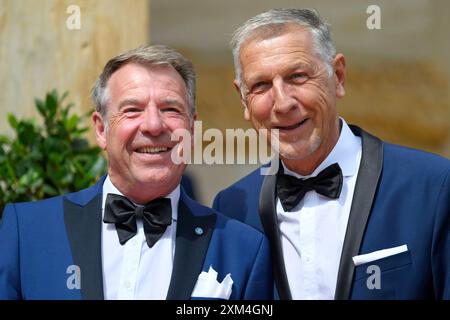 Schlagersänger Patrick Lindner mit Ehemann Peter Schäfer auf dem roten Teppich zur Eröffnung der Bayreuther Richard Wagner Festspiele 2024. Zur Premiere wird eine Neuproduktion von Richard Wagners Tristan und Isolde in einer Inszenierung von Regisseur Thorleifur Orn Arnarsson gezeigt. Bayreuth, 25.07.2024 Bayern Deutschland *** le chanteur pop Patrick Lindner avec son mari Peter Schäfer sur le tapis rouge à l'ouverture du Bayreuth Richard Wagner Festival 2024 Une nouvelle production de Richard Wagners Tristan und Isolde sera mise en scène par le réalisateur Thorleifur Orn Arnarsson pour la première Bayreuth, 25 0 Banque D'Images