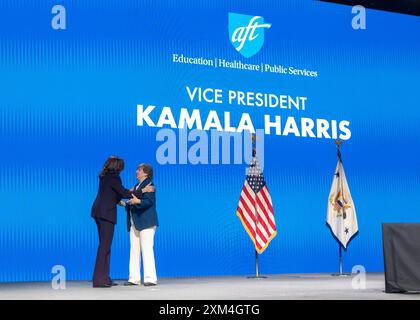 Houston, États-Unis. 25 juillet 2024. La vice-présidente Kamala Harris monte sur scène pour son discours liminaire à la Convention AFT 2024 à Houston, Texas, et accueille le président de l'AFT Randi Weingarten, le 25 juillet 2024. L'AFT (American Federation of Teachers) est le premier syndicat à soutenir la candidature de Kamala Harris à la présidence. (Photo de Jennifer Lake/Sipa USA) crédit : Sipa USA/Alamy Live News Banque D'Images