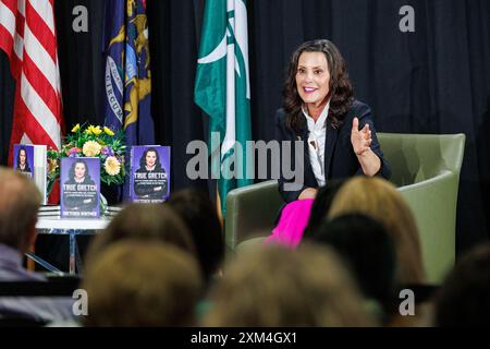 East Lansing, États-Unis. 23 juillet 2024. La gouverneure Gretchen Whitmer parle lors d'un arrêt de sa tournée de livres « True Gretch » à East Lansing, Mich., le 23 juillet 2024. (Photo de Andrew Roth/Sipa USA) crédit : Sipa USA/Alamy Live News Banque D'Images