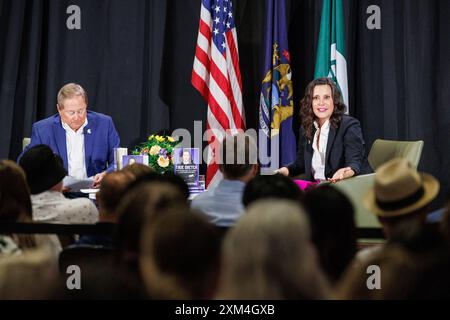 East Lansing, États-Unis. 23 juillet 2024. L'ancien gouverneur Jim Blanchard, à gauche, interviewe le gouverneur Gretchen Whitmer, à droite, lors d'un arrêt sur la tournée du livre True Gretch de Whitmer à East Lansing, Mich., le 23 juillet 2024. (Photo de Andrew Roth/Sipa USA) crédit : Sipa USA/Alamy Live News Banque D'Images