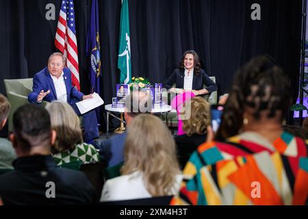 East Lansing, États-Unis. 23 juillet 2024. L'ancien gouverneur Jim Blanchard, à gauche, interviewe le gouverneur Gretchen Whitmer, à droite, lors d'un arrêt sur la tournée du livre True Gretch de Whitmer à East Lansing, Mich., le 23 juillet 2024. (Photo de Andrew Roth/Sipa USA) crédit : Sipa USA/Alamy Live News Banque D'Images