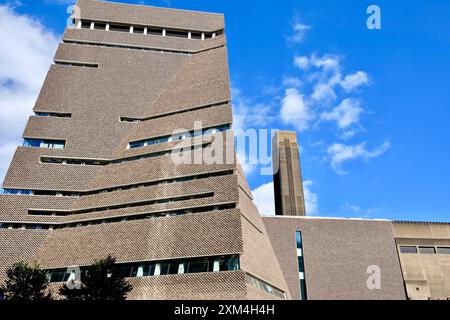 Galerie d'art moderne Tate avec le bâtiment Blavatnik au premier plan, anciennement emplacement de Switch House dans la centrale électrique de Bankside, Londres, Royaume-Uni. Banque D'Images