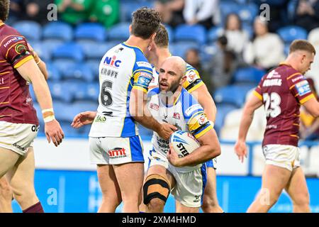 Matt Frawley de Leeds Rhinos célèbre sa tentative de faire 6-16 Leeds Rhinos lors du match de la Betfred Super League Round 19 Huddersfield Giants vs Leeds Rhinos au John Smith's Stadium, Huddersfield, Royaume-Uni, le 25 juillet 2024 (photo de Cody Froggatt/News images) Banque D'Images