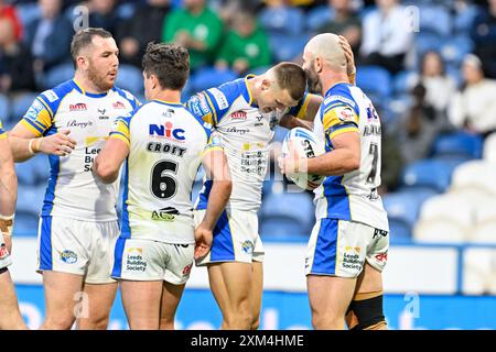 Matt Frawley de Leeds Rhinos célèbre sa tentative de faire 6-16 Leeds Rhinos lors du match de la Betfred Super League Round 19 Huddersfield Giants vs Leeds Rhinos au John Smith's Stadium, Huddersfield, Royaume-Uni, le 25 juillet 2024 (photo de Cody Froggatt/News images) Banque D'Images