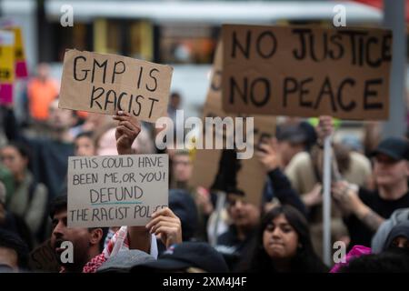 Manchester, Royaume-Uni. 25 juillet 2024. Les gens avec des pancartes se rassemblent pour protester contre le GMP. Un homme a été violemment agressé par un policier alors qu'il était arrêté à l'aéroport de Manchester. L'incident a eu lieu mardi lorsque la police est intervenue dans une altercation entre des membres du public dans le terminal 2 de l'aéroport. Crédit : Andy Barton/Alamy Live News Banque D'Images