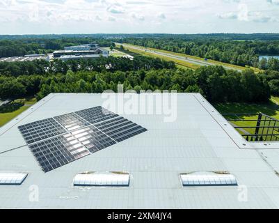 vue aérienne d'un toit d'entrepôt avec des panneaux solaires dessus Banque D'Images