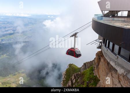 LUCERNE, SUISSE - 14 JUILLET 2024 : téléphérique menant au sommet du Pilatus Banque D'Images