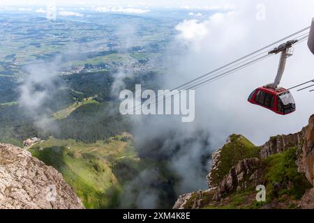 LUCERNE, SUISSE - 14 JUILLET 2024 : téléphérique menant au sommet du Pilatus Banque D'Images