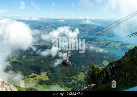 LUCERNE, SUISSE - 14 JUILLET 2024 : téléphérique menant au sommet du Pilatus Banque D'Images