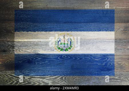 Drapeau El salvador sur fond rustique de surface de vieux bois Banque D'Images