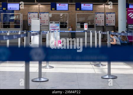 Flughafen Nürnberg Check-in Bereich der türkischen Fluggesellschaft Corendon. Die Airline verbindet Nürnberg nich zu ihrer basis in Antalya sondern auch zu Mittelmeerzielen wie Palma der Mallorca, Kos, Rhodos, Korfu, Iraklion, Hurghada und Fuerteventura. Nürnberg Bayern Deutschland *** Aéroport de Nuremberg enregistrement dans la zone de la compagnie aérienne turque Corendon la compagnie aérienne relie Nuremberg non seulement à sa base à Antalya, mais aussi à des destinations méditerranéennes telles que Palma de Majorque, Kos, Rhodes, Corfou, Iraklion, Hurghada et Fuerteventura Nuremberg Bavière Allemagne 20240725-286A0817-M5000 Banque D'Images