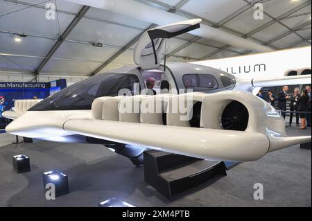 Le salon de l'aéronautique biennal, qui se déroule du 22-26 au 30 juillet, est une vitrine pour les principaux innovateurs et les secteurs mondiaux de l'aérospatiale, de l'aviation civile et de la défense. Il est le plus grand de son genre et attire des acheteurs civils et militaires du monde entier. Info image : un jet VTOL électrique Lilium exposé dans les pavillons commerciaux. La FIA dispose de 100 000 m2 d'espace d'exposition avec 1500 exposants en plus d'une exposition d'avions statiques et volants avec 87 avions. Environ 80 000 personnes visitent et le spectacle voit normalement 192 milliards de dollars de commandes annoncées. Banque D'Images