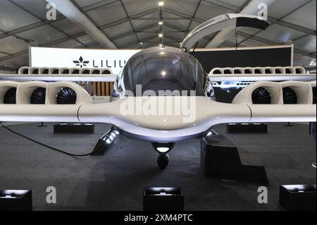 Le salon de l'aéronautique biennal, qui se déroule du 22-26 au 30 juillet, est une vitrine pour les principaux innovateurs et les secteurs mondiaux de l'aérospatiale, de l'aviation civile et de la défense. Il est le plus grand de son genre et attire des acheteurs civils et militaires du monde entier. Info image : un jet VTOL électrique Lilium exposé dans les pavillons commerciaux. La FIA dispose de 100 000 m2 d'espace d'exposition avec 1500 exposants en plus d'une exposition d'avions statiques et volants avec 87 avions. Environ 80 000 personnes visitent et le spectacle voit normalement 192 milliards de dollars de commandes annoncées. Banque D'Images