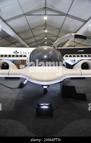 Le salon de l'aéronautique biennal, qui se déroule du 22-26 au 30 juillet, est une vitrine pour les principaux innovateurs et les secteurs mondiaux de l'aérospatiale, de l'aviation civile et de la défense. Il est le plus grand de son genre et attire des acheteurs civils et militaires du monde entier. Info image : un jet VTOL électrique Lilium exposé dans les pavillons commerciaux. La FIA dispose de 100 000 m2 d'espace d'exposition avec 1500 exposants en plus d'une exposition d'avions statiques et volants avec 87 avions. Environ 80 000 personnes visitent et le spectacle voit normalement 192 milliards de dollars de commandes annoncées. Banque D'Images