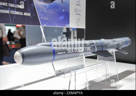 Le salon de l'aéronautique biennal, qui se déroule du 22-26 au 30 juillet, est une vitrine pour les principaux innovateurs et les secteurs mondiaux de l'aérospatiale, de l'aviation civile et de la défense. Il est le plus grand de son genre et attire des acheteurs civils et militaires du monde entier. Info image : un missile anti-navire léger MBDA Sea Venom ANL (anti-navire léger) exposé dans les pavillons commerciaux. La FIA dispose de 100 000 m2 d'espace d'exposition avec 1500 exposants en plus d'une exposition d'avions statiques et volants avec 87 avions. Environ 80 000 personnes visitent et le spectacle voit normalement 192 milliards de dollars de commandes annoncées. Banque D'Images