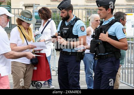 Paris, France. 25 juillet 2024. La police vérifie les codes QR des résidents et des visiteurs qui tentent de pénétrer dans la zone sécurisée mise en place le long de la Seine à Paris, France, le jeudi 25 juillet 2024 à la veille de la cérémonie d'ouverture des Jeux Olympiques. Au total, 44 000 barrières métalliques ont été érigées le long des rives de la Seine, où une cérémonie d’ouverture somptueuse et sans précédent aura lieu. Photo de Maya Vidon-White/UPI crédit : UPI/Alamy Live News Banque D'Images