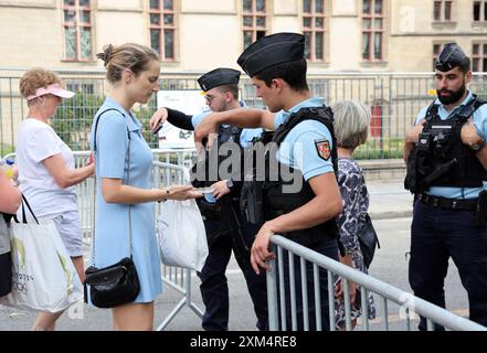 Paris, France. 25 juillet 2024. La police vérifie les codes QR des résidents et des visiteurs qui tentent de pénétrer dans la zone sécurisée mise en place le long de la Seine à Paris, France, le jeudi 25 juillet 2024 à la veille de la cérémonie d'ouverture des Jeux Olympiques. Au total, 44 000 barrières métalliques ont été érigées le long des rives de la Seine, où une cérémonie d’ouverture somptueuse et sans précédent aura lieu. Photo de Maya Vidon-White/UPI crédit : UPI/Alamy Live News Banque D'Images