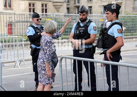 Paris, France. 25 juillet 2024. La police vérifie les codes QR des résidents et des visiteurs qui tentent de pénétrer dans la zone sécurisée mise en place le long de la Seine à Paris, France, le jeudi 25 juillet 2024 à la veille de la cérémonie d'ouverture des Jeux Olympiques. Au total, 44 000 barrières métalliques ont été érigées le long des rives de la Seine, où une cérémonie d’ouverture somptueuse et sans précédent aura lieu. Photo de Maya Vidon-White/UPI crédit : UPI/Alamy Live News Banque D'Images