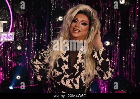 Drag und Stand Up Queen PAM Pengco zu Gast BEI der ARD Show Ladies Night Youngstars, eine Sonderausgabe von Ladies Night der einzigen Comedy- und Kabarettshow mit rein weiblicher Besetzung im deutschsprachigen Fernsehen. Hier zeigen Junge Künstlerinnen Einblick dans Ihre Lebensansichten. *** Drag and stand-up Queen PAM Pengco en tant qu'invitée sur l'émission ARD Ladies Night Youngstars, une édition spéciale de Ladies Night, la seule comédie et spectacle de cabaret avec un casting entièrement féminin à la télévision germanophone ici, de jeunes artistes féminines donnent un aperçu de leur vision de la vie Banque D'Images