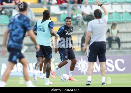 Le milieu de terrain italien de Napoli Michael Folorunsho pendant le camp d'entraînement de pré-saison 2024-25 de la SSC Napoli à Castel Di Sangro, Abruzzes, Italie. Banque D'Images