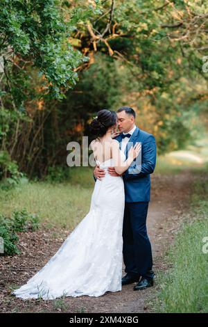 Un couple amoureux un gars et une fille sur une promenade dans la ceinture de forêt Banque D'Images