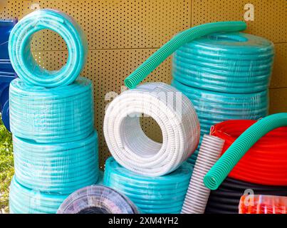 Tuyaux d'eau en plastique tuyaux roulés en cercles vendus à l'extérieur sur le marché Banque D'Images