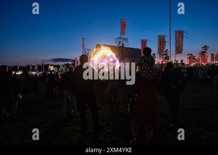Malmesbury, Royaume-Uni. 25 juillet 2024. La foule regardant Alborosie pendant Womad - World of Music, Arts and Dance 2024. Photo de Julie Edwards./Alamy Live News Banque D'Images