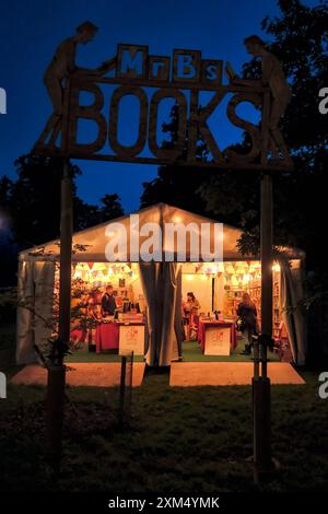 Malmesbury, Royaume-Uni. 25 juillet 2024. Ambiance pendant Womad - monde de la musique, des arts et de la danse 2024. La librairie de fin de soirée. Photo de Julie Edwards./Alamy Live News Banque D'Images