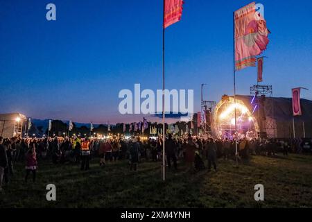 Malmesbury, Royaume-Uni. 25 juillet 2024. La foule regardant Alborosie pendant Womad - World of Music, Arts and Dance 2024. Photo de Julie Edwards./Alamy Live News Banque D'Images