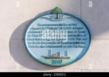 Plaque commémorative pour commémorer les 4 000 enfants réfugiés basques évacués en Grande-Bretagne en mai 1937 pendant la guerre civile espagnole Southampton, Angleterre Royaume-Uni Banque D'Images