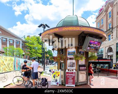 Cambridge, Massachusetts, États-Unis - 11 août 2023 : le kiosque Cambridge Visitor's information Center au centre de Harvard Square. Banque D'Images