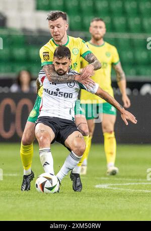 25 juillet 2024 ; le stade de l'armée polonaise, Varsovie, Pologne ; UEFA Europa Conference League Football, 1ère étape, 2ème tour de qualification, Legia Warszawa contre Caernarfon Town ; Sam Downey (Caernarfon) affronte Claude Goncalves (Legia) Banque D'Images