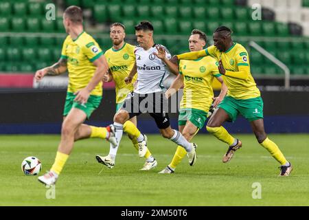 25 juillet 2024 ; le stade de l'armée polonaise, Varsovie, Pologne ; UEFA Europa Conference League Football, 1ère manche, 2ème tour de qualification, Legia Warszawa contre Caernarfon Town ; Bartosz Kapustka (Legia) franchit la ligne défensive Caernarfon Banque D'Images