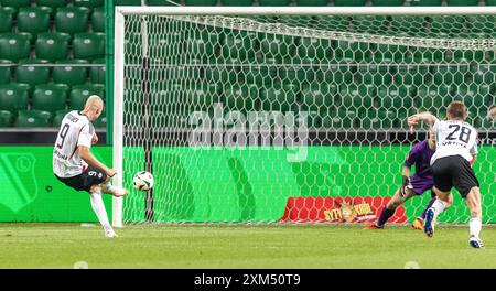 25 juillet 2024 ; le stade de l'armée polonaise, Varsovie, Pologne ; UEFA Europa Conference League Football, 1ère manche, 2ème tour de qualification, Legia Warszawa contre Caernarfon Town ; Blaz Kramer (Legia) avec son penalty Banque D'Images