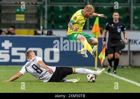 25 juillet 2024 ; stade de l'armée polonaise, Varsovie, Pologne ; UEFA Europa Conference League Football, 1ère manche, 2ème tour de qualification, Legia Warszawa contre Caernarfon Town ; Rafal Augustyniak (Legia) Slides affronte Marc Williams (Caernarfon) Banque D'Images