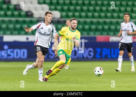 25 juillet 2024 ; le stade de l'armée polonaise, Varsovie, Pologne ; UEFA Europa Conference League Football, 1ère manche, 2ème tour de qualification, Legia Warszawa contre Caernarfon Town ; Mark Gual (Legia) s'éloigne de Gruffydd John (Caernarfon) Banque D'Images