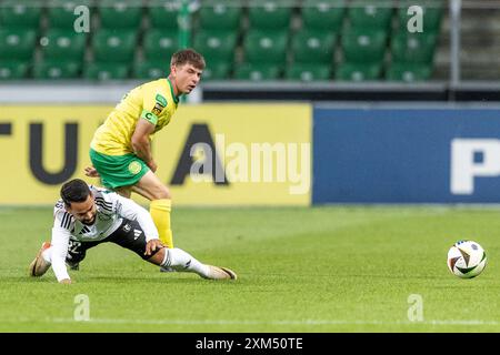 25 juillet 2024 ; le stade de l'armée polonaise, Varsovie, Pologne ; UEFA Europa Conference League Football, 1ère manche, 2ème tour de qualification, Legia Warszawa contre Caernarfon Town ; Luquinhas (Legia) affronté par Darren Thomas (Caernarfon) Banque D'Images