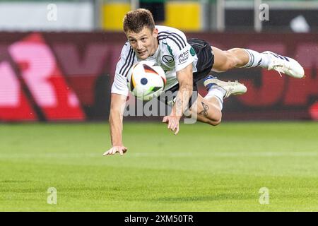 25 juillet 2024 ; le stade de l'armée polonaise, Varsovie, Pologne ; UEFA Europa Conference League Football, 1ère étape, 2ème tour de qualification, Legia Warszawa contre Caernarfon Town ; Mark Gual (Legia) tombe alors qu'il essaie de contrôler un ballon traversant Banque D'Images