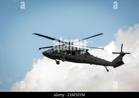 Les soldats du Bravo Co. 2/147th Assault Helicopter Battalion, 63rd Theater Aviation Brigade survolent l'aérodrome de l'armée de Camp Grayling à Grayling, Michigan, le 16 juillet 2024. Les soldats de la compagnie Bravo effectuèrent des tirs aériens au camp Grayling pour leur entraînement annuel. (Photo de la Garde nationale de l'armée américaine par le sergent de 1re classe Andrew Dickson) Banque D'Images