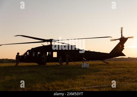 Les soldats du 2/147th Assault Helicopter Battalion de la 63rd Theater Aviation Brigade conduisent un UH-60 Blackhawk 'hot fuel' à Camp Grayling Army Airfield à Grayling, Michigan, le 16 juillet 2024. Les soldats de la compagnie Bravo effectuèrent des tirs aériens au camp Grayling pour leur entraînement annuel. (Photo de la Garde nationale de l'armée américaine par le sergent de 1re classe Andrew Dickson) Banque D'Images